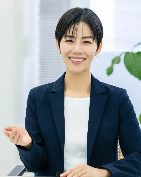 ssj-bmv-f1-2 Female founder in a dark blue suit introducing her new company in Japan